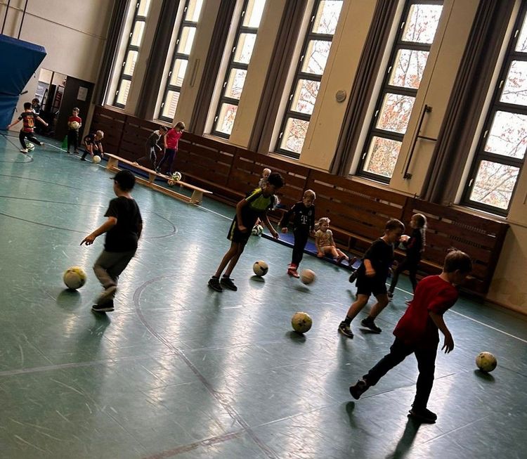 Grundschule Ludweiler& SV 08 Ludweiler++Stark für die Jugend++Fußball-AG mit knapp 50 Kindern pro Woche++