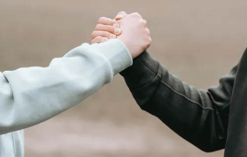 Handschlag zwischen zwei Menschen